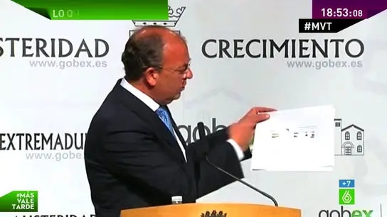 Monago con los documentos sobre sus viajes Monago con los documentos sobre sus viajes