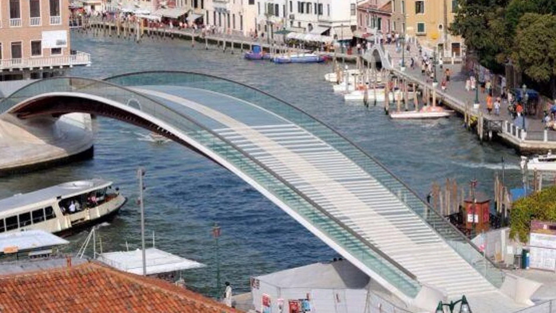 El puente que une la plaza de Roma con la estación ferroviaria de Santa Lucía en Venecia