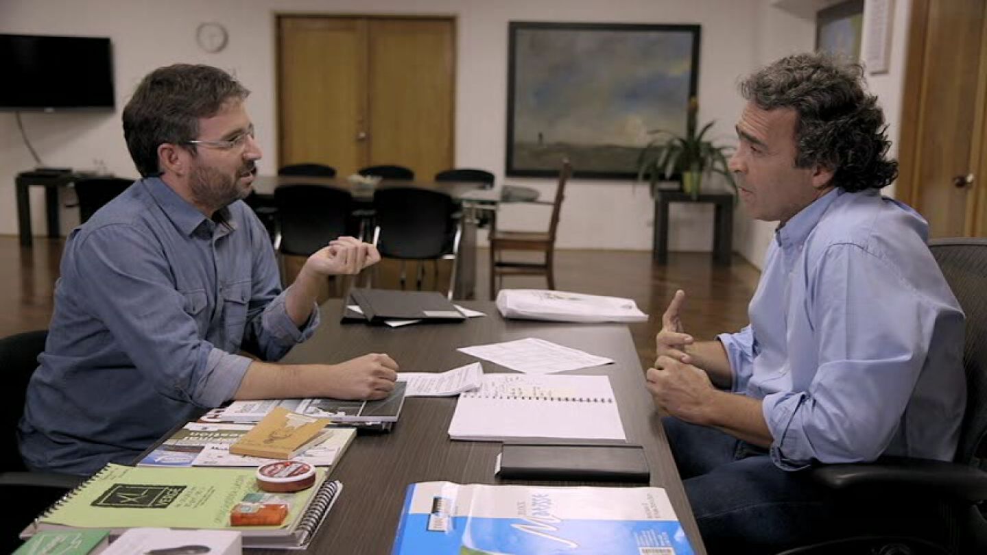 Jordi &Eacute;vole habla con Sergio Fajardo