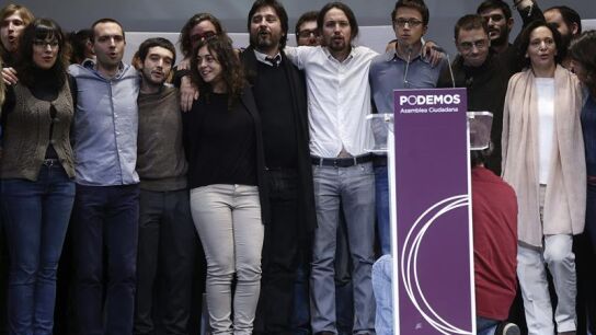 El l&iacute;der de Podemos, Pablo Iglesias, junto a los miembros de su equipo