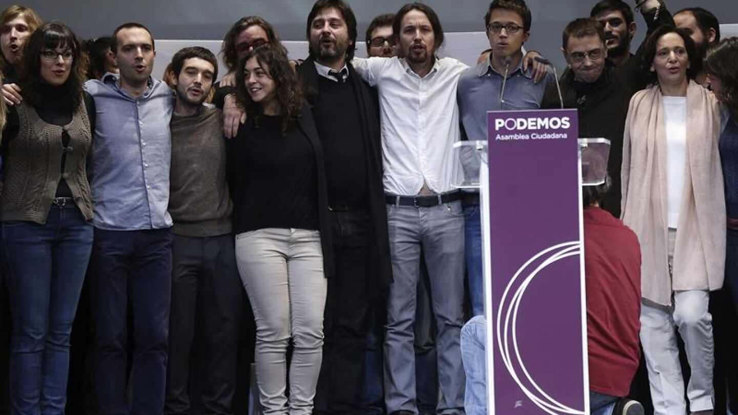 El l&iacute;der de Podemos, Pablo Iglesias, junto a los miembros de su equipo