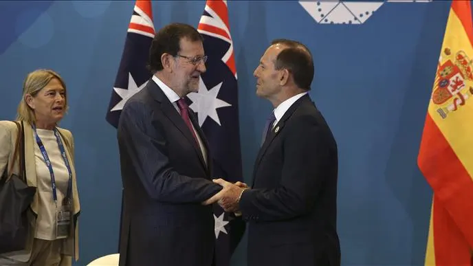 El primer ministro australiano y presidente de turno del G20, Tony Abbot, conversa con el jefe de Gobierno español, Mariano Rajoy. El primer ministro australiano y presidente de turno del G20, Tony Abbot, conversa con el jefe de Gobierno español, Mariano Rajoy.