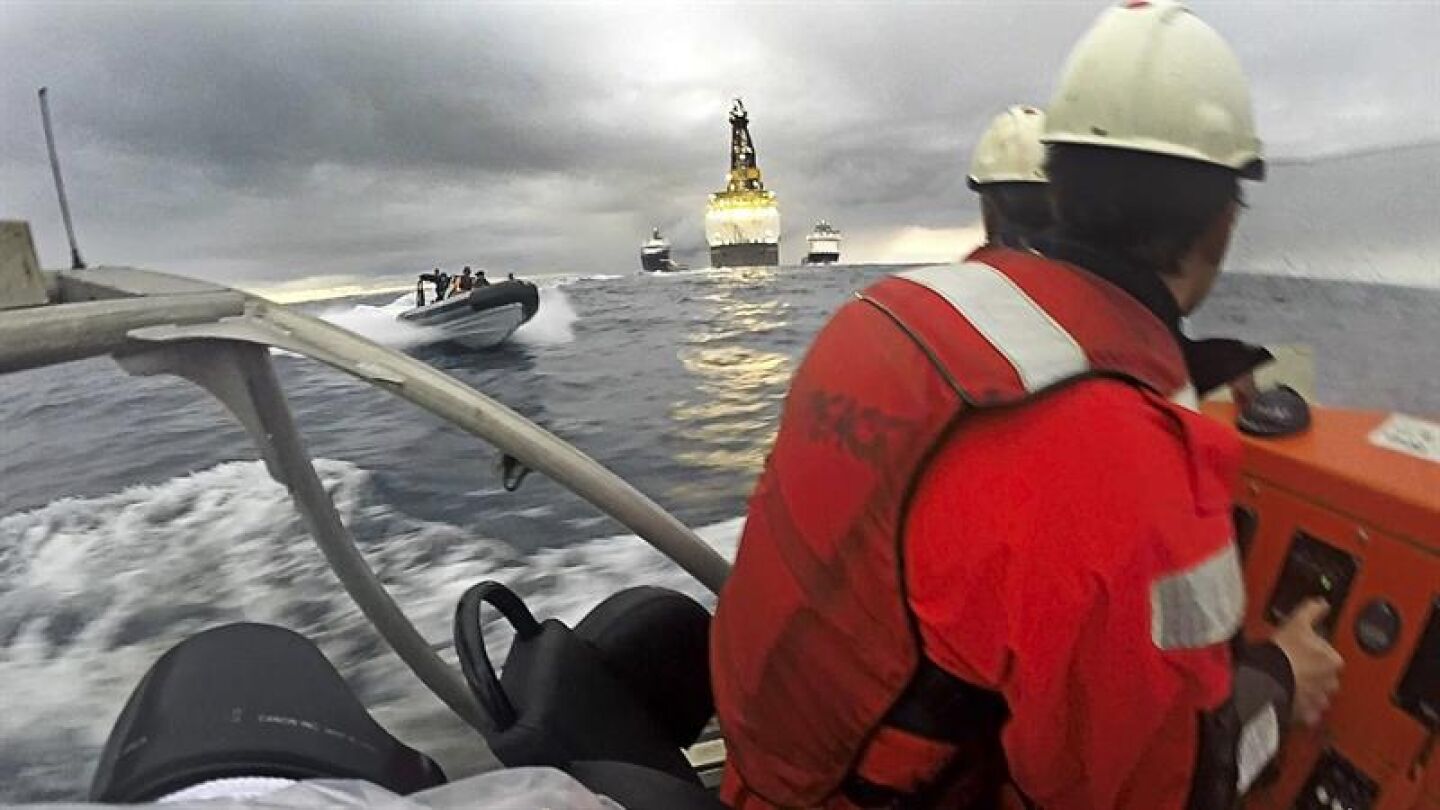 El Ej&eacute;rcito 'embiste' las lanchas de Greenpeace ante el buque de Repsol en Canarias