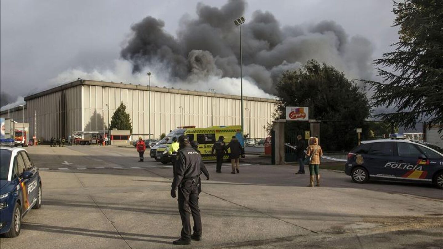 Vista del incendio que ha causado da&ntilde;os muy graves en la planta principal de la empresa c&aacute;rnica Campofr&iacute;o