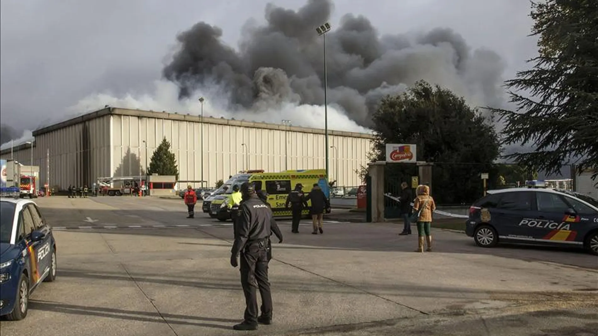 Vista del incendio que ha causado daños muy graves en la planta principal de la empresa cárnica Campofrío