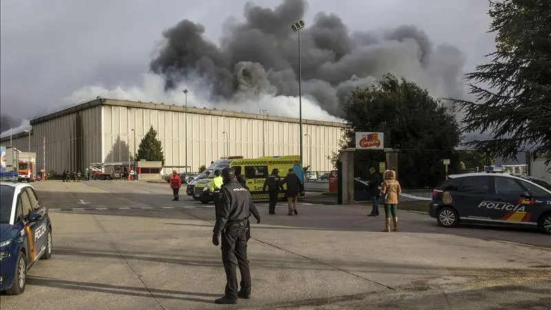 Vista del incendio que ha causado daños muy graves en la planta principal de la empresa cárnica Campofrío