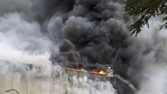 Vista del incendio que ha causado daños muy graves en la planta principal de la empresa cárnica Campofrío Vista del incendio que ha causado daños muy graves en la planta principal de la empresa cárnica Campofrío