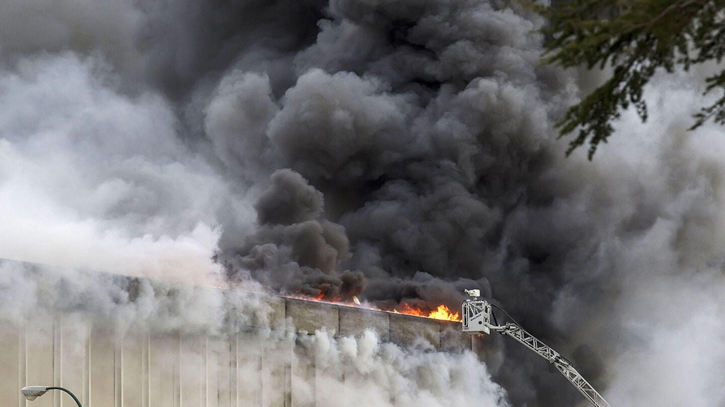Vista del incendio que ha causado da&ntilde;os muy graves en la planta principal de la empresa c&aacute;rnica Campofr&iacute;o 