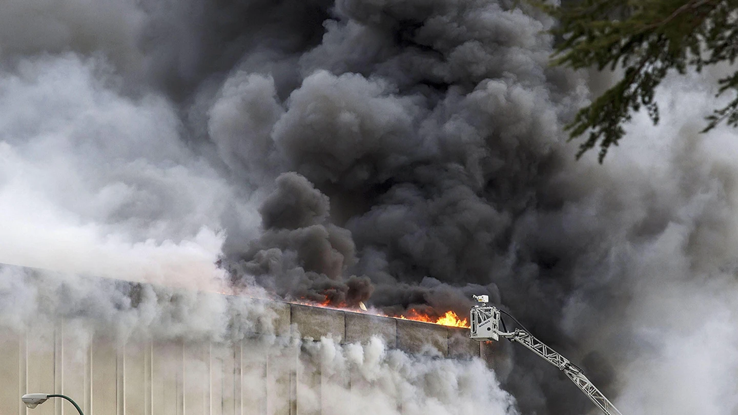 Vista del incendio que ha causado daños muy graves en la planta principal de la empresa cárnica Campofrío Vista del incendio que ha causado daños muy graves en la planta principal de la empresa cárnica Campofrío