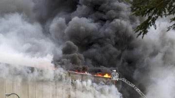 Vista del incendio que ha causado daños muy graves en la planta principal de la empresa cárnica Campofrío 