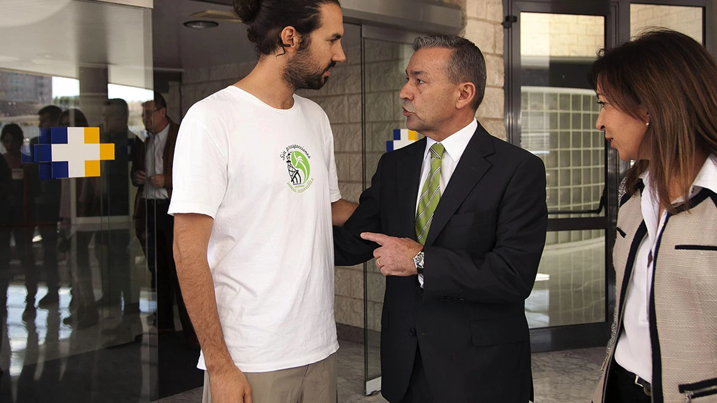 Rivero culpa al Gobierno y Greenpeace estudia acciones legales por el incidente contra las prospecciones Rivero culpa al Gobierno y Greenpeace estudia acciones legales por el incidente contra las prospecciones