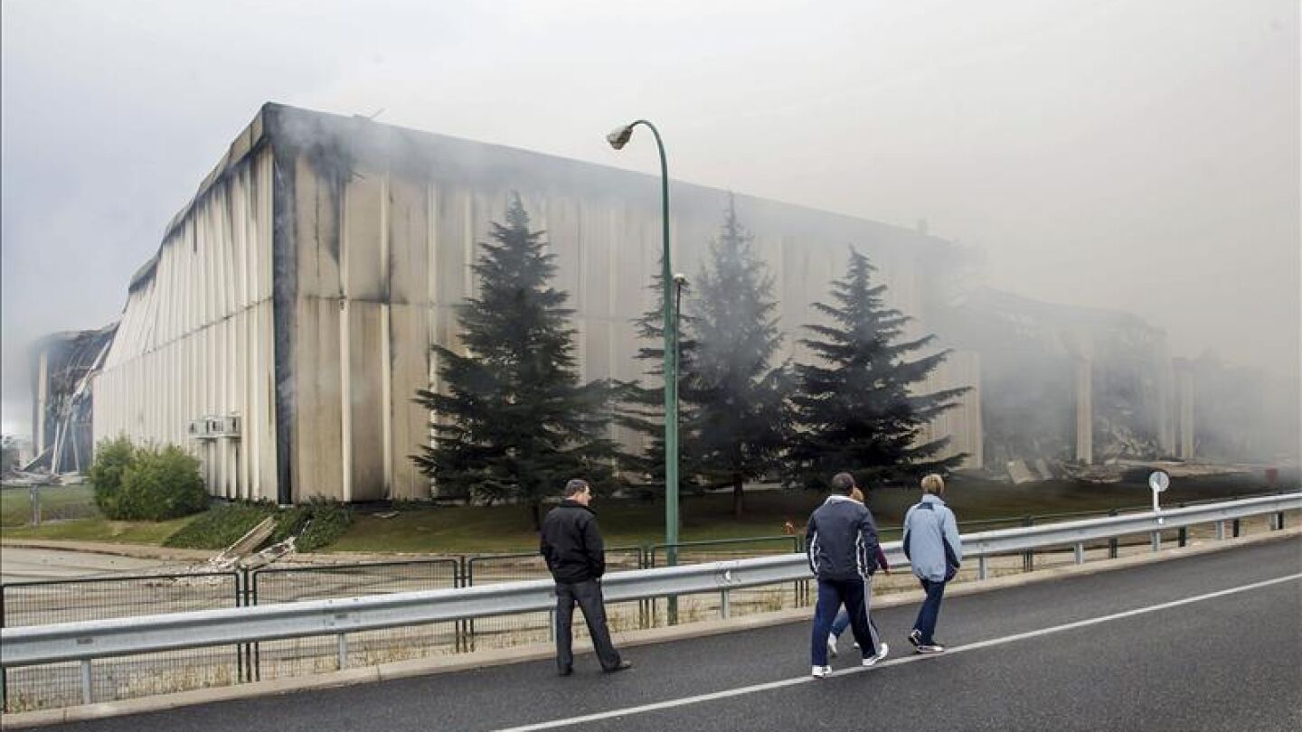 Varias personas pasan ante el edificio de la planta principal de Campofr&iacute;o, de Burgos