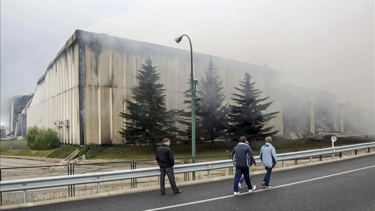 Varias personas pasan ante el edificio de la planta principal de Campofrío, de Burgos Varias personas pasan ante el edificio de la planta principal de Campofrío, de Burgos