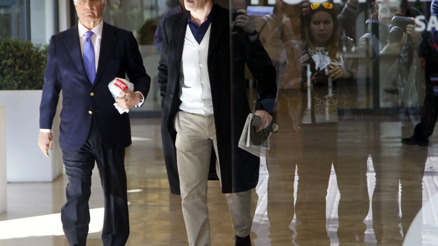 El marido de la duquesa de Alba, Alfonso D&iacute;ez (d) a la salida de la la Cl&iacute;nica Quir&oacute;n Sagrado Coraz&oacute;n en Sevilla