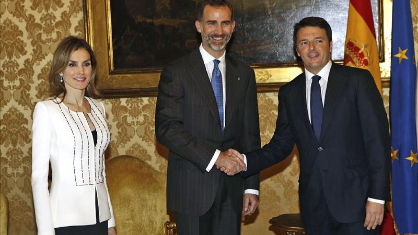 Los reyes durante el encuentro con el primer ministro italiano, Matteo Renzi