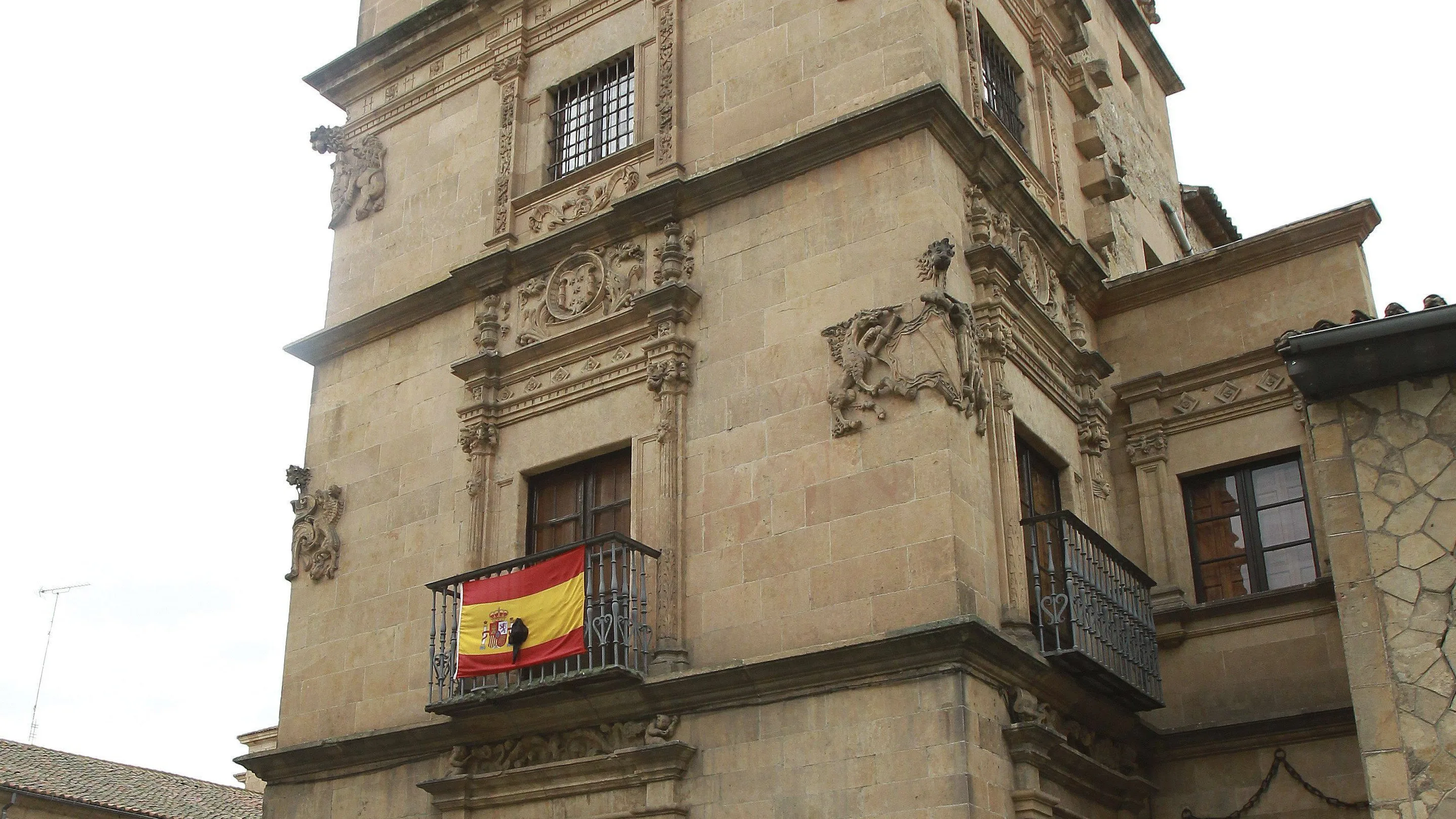 Castillo de Alba de Tormes de luto