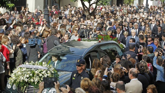 Imagen del traslado del f&eacute;retro de la Duquesa de Alba a la catedral de Sevilla