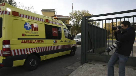 Momento en el que la ambulancia con la cooperante española llega al hospital Carlos III Momento en el que la ambulancia con la cooperante española llega al hospital Carlos III