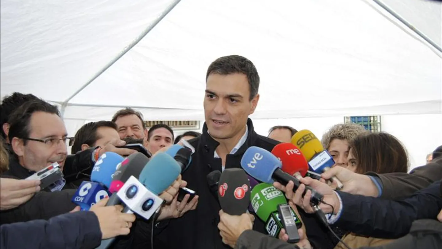 Pedro Sánchez habla con los medios de comunicación Pedro Sánchez habla con los medios de comunicación