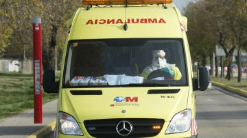 Imagen de la ambulancia que ha trasladado a la médico cooperante española
