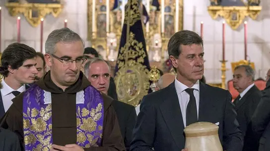 El hijo de Cayetana porta sus cenizas El hijo de Cayetana porta sus cenizas