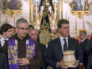 El hijo de Cayetana porta sus cenizas El hijo de Cayetana porta sus cenizas