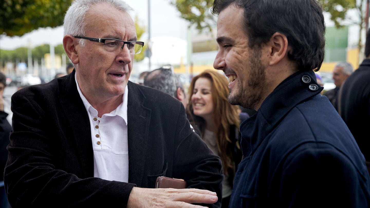 Militantes de IU reciben entre aplausos a Cayo Lara tras anunciar su adi&oacute;s