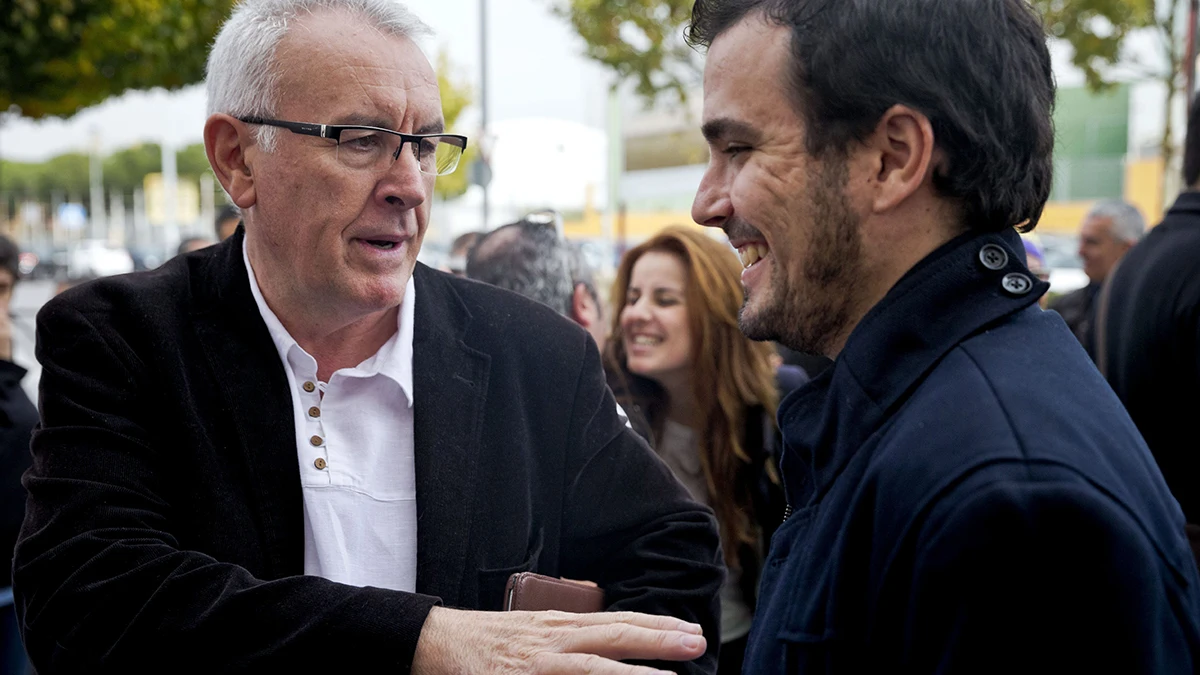 Militantes de IU reciben entre aplausos a Cayo Lara tras anunciar su adiós