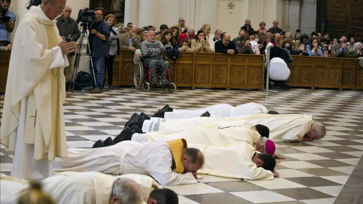 El arzobispo de Granada pide perdón por los "escándalos" de la Iglesia El arzobispo de Granada pide perdón por los "escándalos" de la Iglesia