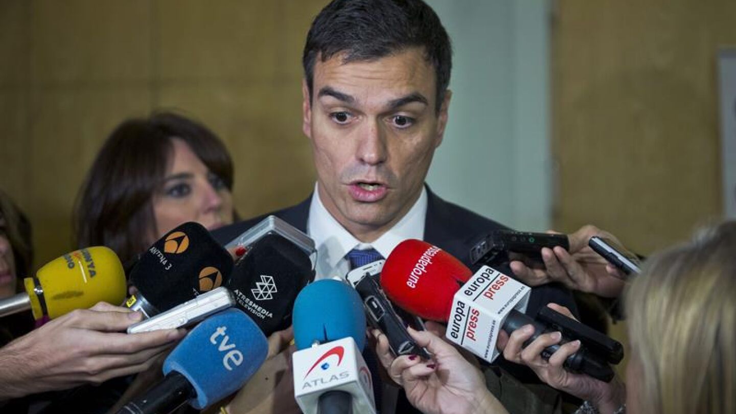 Pedro S&aacute;nchez habla con los medios de comunicaci&oacute;n