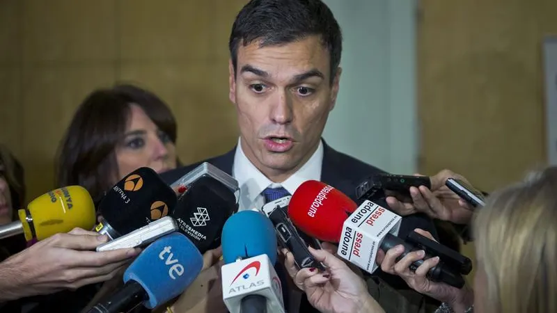 Pedro Sánchez habla con los medios de comunicación