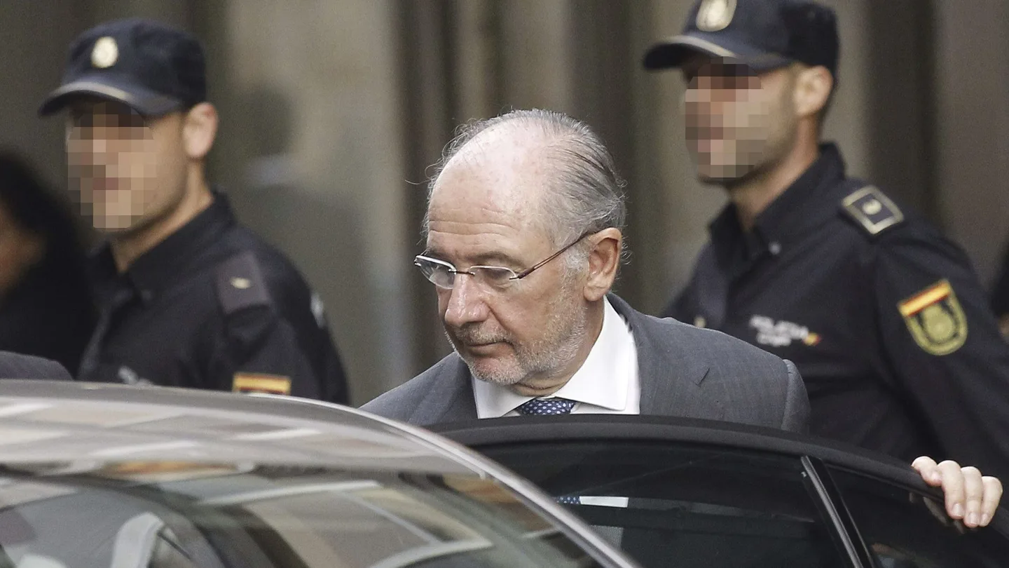 La Audiencia Nacional sitúa a Rato como responsable de la emisión de las 'tarjetas black' La Audiencia Nacional sitúa a Rato como responsable de la emisión de las 'tarjetas black'