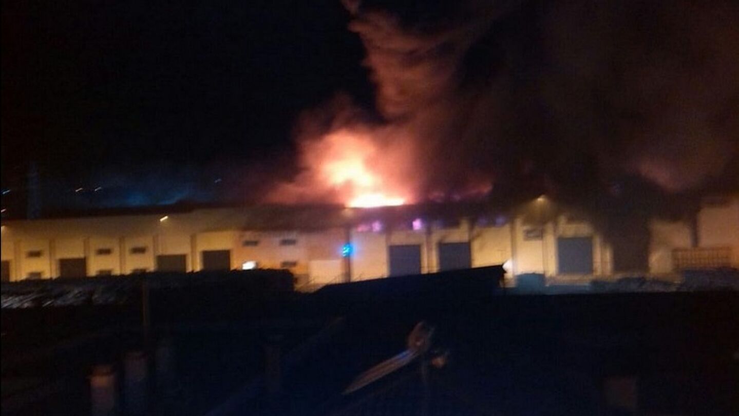 Un incendio que ha arrasado 12 naves del pol&iacute;gono industrial Los Olivos de Santiponce en Sevilla
