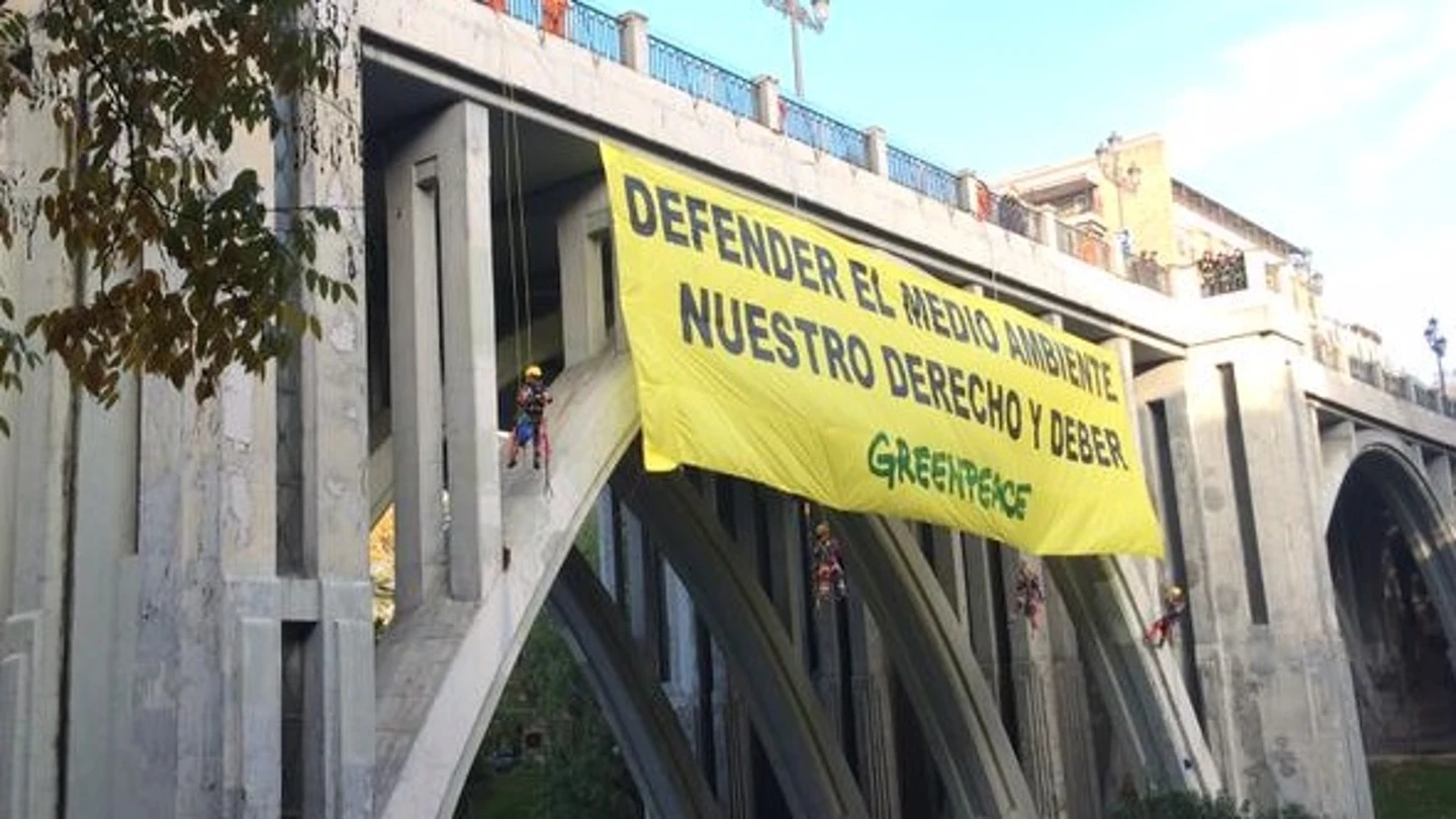 La pancarta desplegada por Greenpeace: "Defender el medio ambiente, nuestro derecho y deber" La pancarta desplegada por Greenpeace: "Defender el medio ambiente, nuestro derecho y deber"