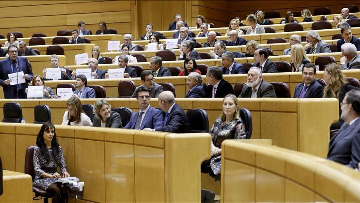 Los senadores de CiU se inculpan del 9N con carteles ante Rajoy