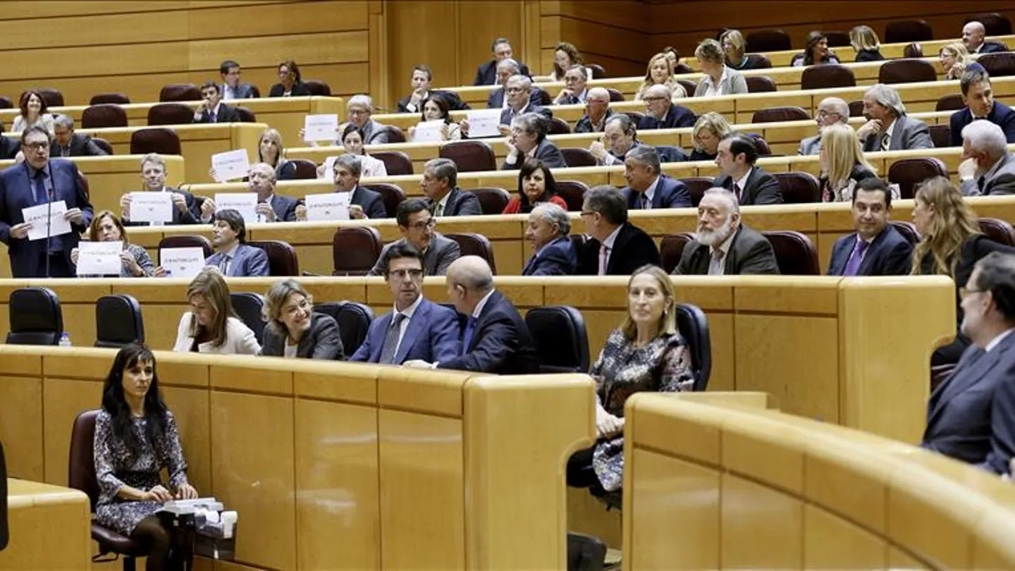 Los senadores de CiU se inculpan del 9N con carteles ante Rajoy Los senadores de CiU se inculpan del 9N con carteles ante Rajoy