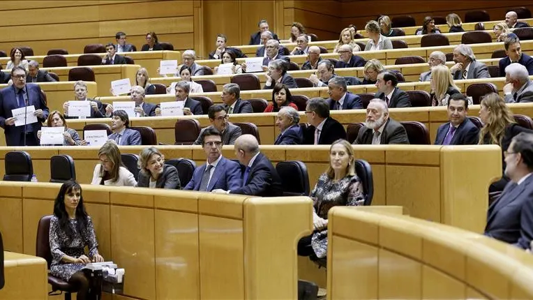 Los senadores de CiU se inculpan del 9N con carteles ante Rajoy Los senadores de CiU se inculpan del 9N con carteles ante Rajoy