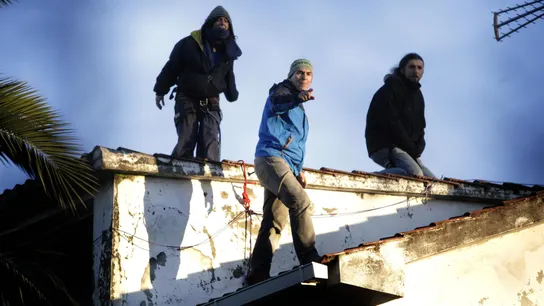 Roberto Rivas (c), el bombero que se negó a desahuciar a una anciana de A Coruña, y dos activistas Roberto Rivas (c), el bombero que se negó a desahuciar a una anciana de A Coruña, y dos activistas