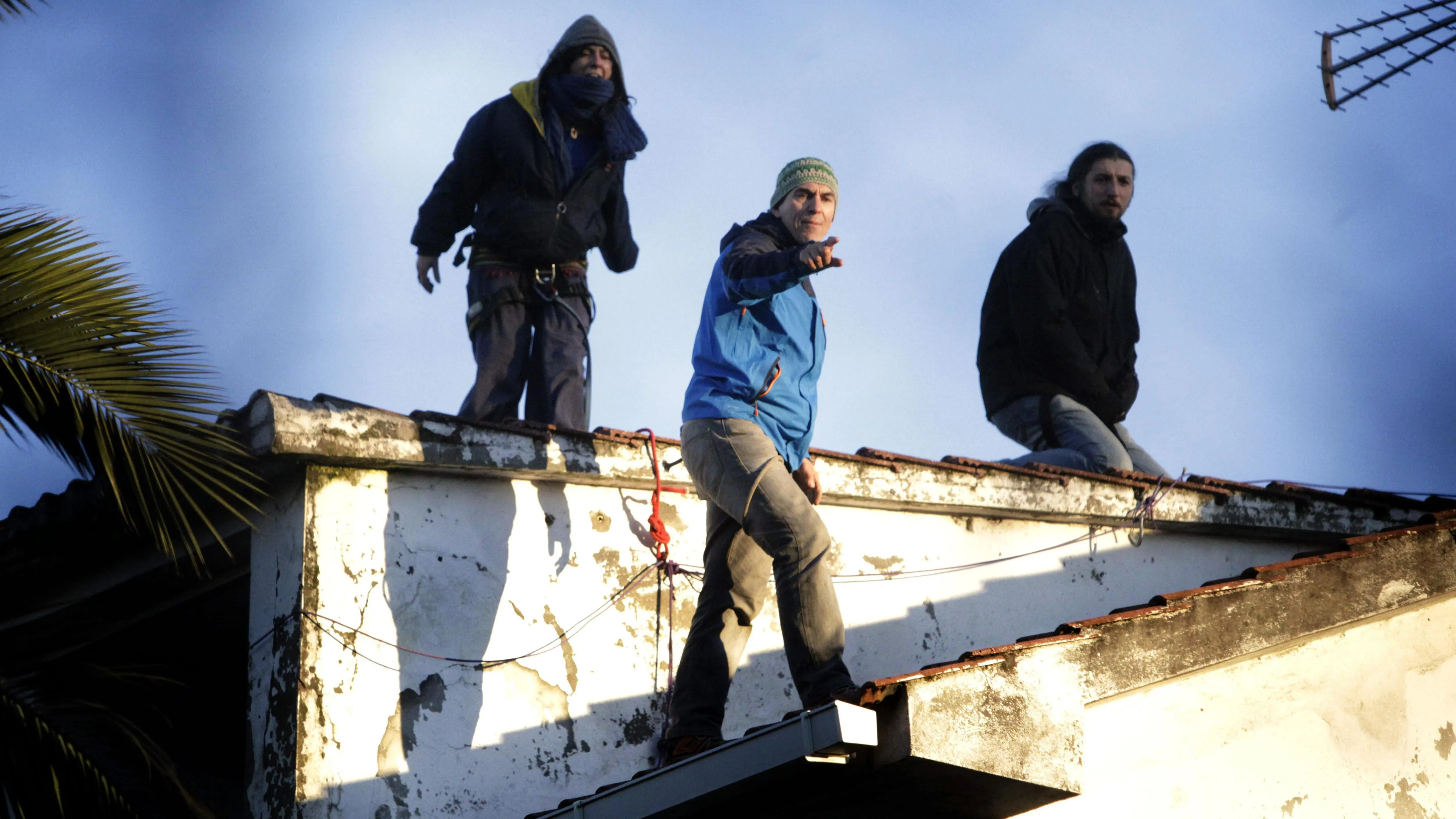  Roberto Rivas (c), el bombero que se negó a desahuciar a una anciana de A Coruña, y dos activistas