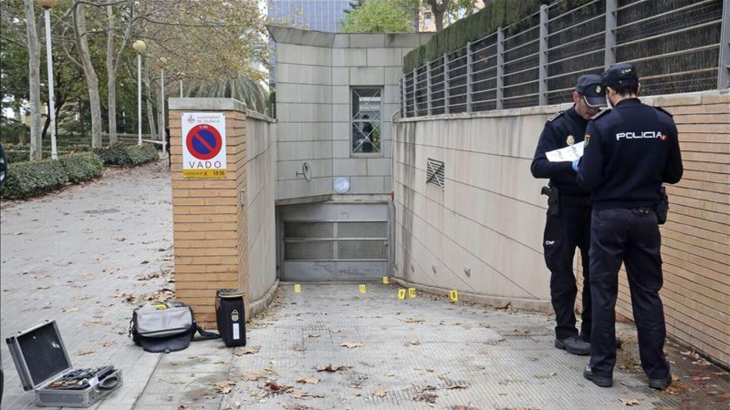 Dos agentes de la Polic&iacute;a cient&iacute;fica trabajan recuperando las balas y los casquillos tras el tiroteo