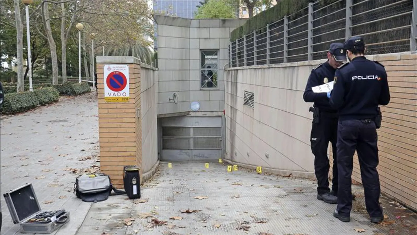 Dos agentes de la Policía científica trabajan recuperando las balas y los casquillos tras el tiroteo Dos agentes de la Policía científica trabajan recuperando las balas y los casquillos tras el tiroteo