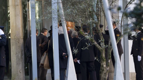 El féretro con los restos mortales de la agente de Policía Nacional Vanesa Lage, a la llegada hoy a la comisaría de la Policía Nacional de Vigo, donde se ha instalado la capilla ardiente El féretro con los restos mortales de la agente de Policía Nacional Vanesa Lage, a la llegada hoy a la comisaría de la Policía Nacional de Vigo, donde se ha instalado la capilla ardiente