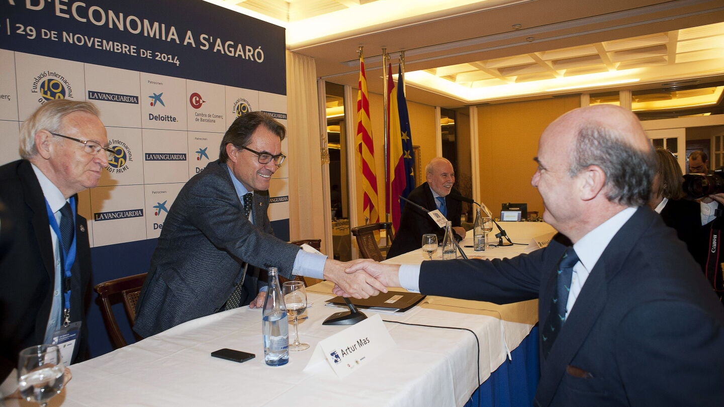 Artur Mas saluda a Luis de Guindos en el XIX Encuentro de Econom&iacute;a de S'Agar&oacute;