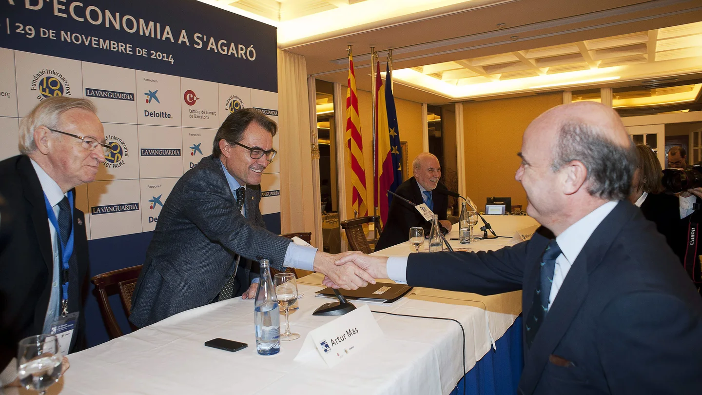 Artur Mas saluda a Luis de Guindos en el XIX Encuentro de Economía de S'Agaró Artur Mas saluda a Luis de Guindos en el XIX Encuentro de Economía de S'Agaró