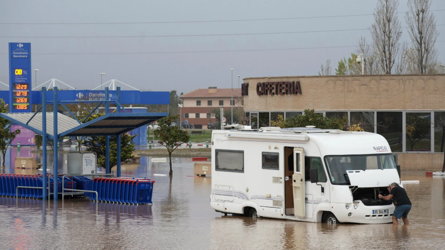 El temporal obliga a cortar 13 carreteras y amenaza con desbordar ríos en Cataluña El temporal obliga a cortar 13 carreteras y amenaza con desbordar ríos en Cataluña