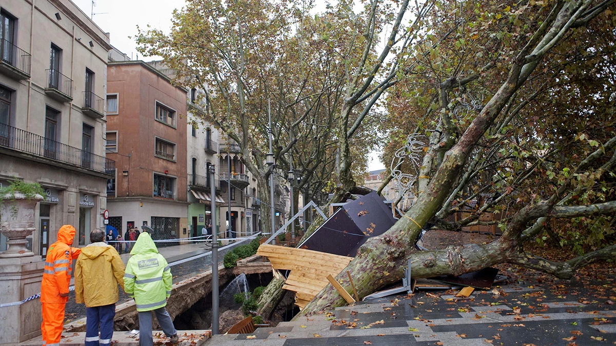 El temporal llega a Cataluña: un socabón en Figueras y trece carreteras cortadas por inundaciones