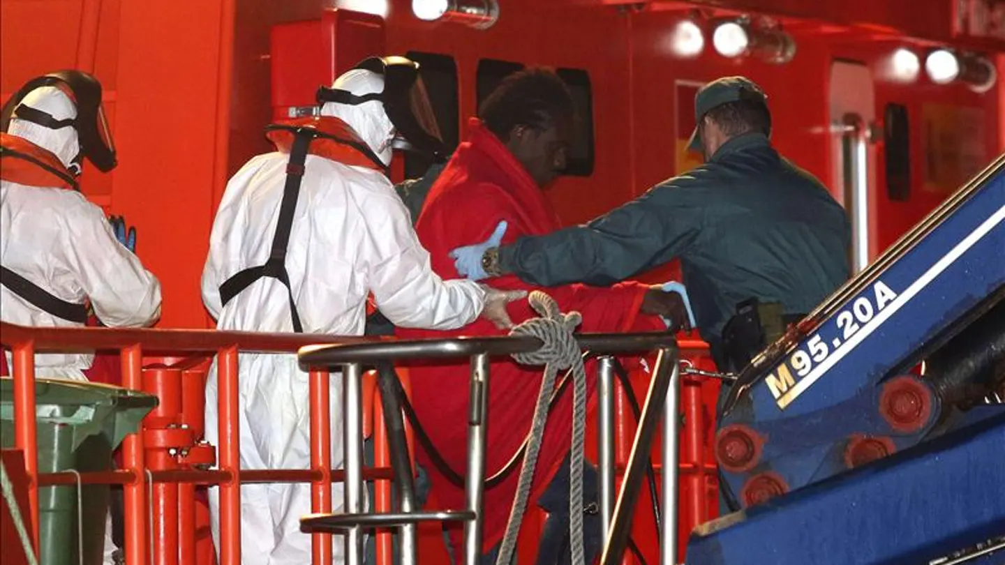 Rescatan a dos inmigrantes tras caer al mar desde la cuerda de amarre de un buque Rescatan a dos inmigrantes tras caer al mar desde la cuerda de amarre de un buque