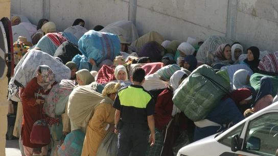 Imagen de archivo de una multitud de porteadores marroquíes en el paso fronterizo de Ceuta con Marruecos Imagen de archivo de una multitud de porteadores marroquíes en el paso fronterizo de Ceuta con Marruecos