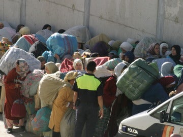 Imagen de archivo de una multitud de porteadores marroquíes en el paso fronterizo de Ceuta con Marruecos Imagen de archivo de una multitud de porteadores marroquíes en el paso fronterizo de Ceuta con Marruecos