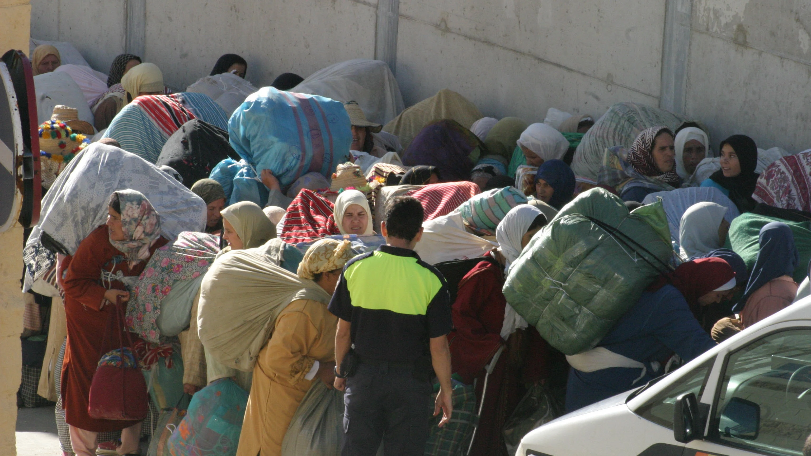 Imagen de archivo de una multitud de porteadores marroquíes en el paso fronterizo de Ceuta con Marruecos